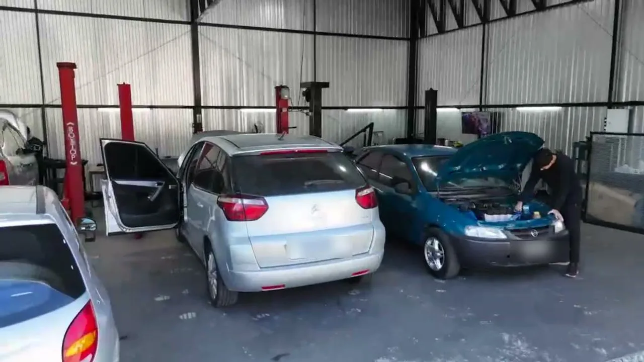 Box coberto com os dois elevadores e um carro sendo atendido